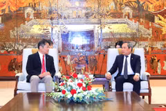 Deputy Secretary of the Party Committee and Chairman of the People’s Committee of Hanoi Vu Dai Thang (right) receives Governor of Yamanashi prefecture Nagasaki Kotaro. (Photo: hanoimoi.vn)