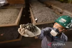 Illustration - Workers display nickel ore ready to be processed into ferronickel. (Photo: ANTARA) 
