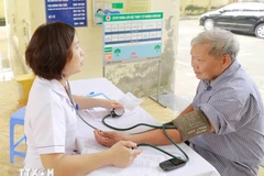 Giving free health check-ups to the elderly in Phu Tho province (Photo: VNA)