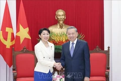 Party General Secretary To Lam (R) and Chairwoman of the Japan-Vietnam Parliamentary Friendship Alliance (JVPFA) Obuchi Yuko. (Photo: VNA)
