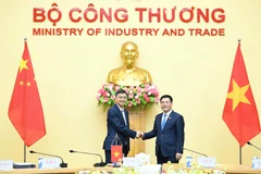 Vietnamese Minister of Industry and Trade Nguyen Hong Dien (R) and Chen Gang, member of the Communist Party of China (CPC) Central Committee and Secretary of the Party Committee of the Guangxi Zhuang Autonomous Region at their talks in Hanoi on February 19. (Photo: moit.gov.vn)