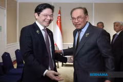 Malaysian Prime Minister Anwar Ibrahim (R) shakes hand with Singaporean Prime Minister Lawrence Wong at their bilateral meeting on the sidelines of the 48th ASEAN Summit and Related Summits. (Photo: Bernama)