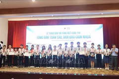 At the awards ceremony (Photo: VNA)