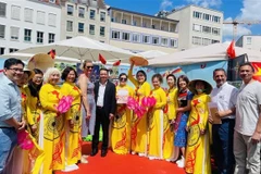 Vietnamese and German officials are with overseas Vietnamese in Augsburg city, Bavaria state, Germany. (Photo: VNA)