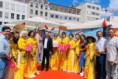 Vietnamese and German officials are with overseas Vietnamese in Augsburg city, Bavaria state, Germany. (Photo: VNA)