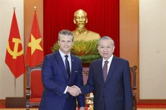 Party General Secretary To Lam (R) and US Secretary of War Pete Hegseth (Photo: VNA)