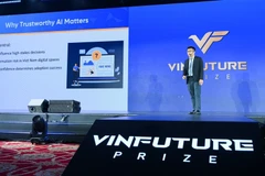 Assoc. Prof. Luu Anh Tuan, Executive Director of the Centre for Artificial Intelligence Research at VinUni University, speaks at the seminar. (Photo: VNA)