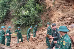 Officers and soldiers of the Chieng On Border Guard Station under Son La provincial Border Guard Command are clearing rocks and soil to facilitate the safe passage of people and vehicles (Photo: VNA)