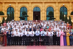 State President Luong Cuong (front, tenth from left) and standout artisans pose for a group photo at the meeting in Hanoi on June 10. (Photo: VNA)