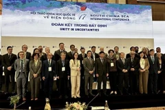 Delegates to the 17th international conference on the East Sea pose for a group photo. (Photo: VNA)