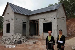 The joy of people having new houses thanks to financial support from the Government and community. (Photo: VNA)