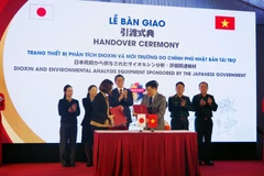 The Japanese Government-funded equipment for dioxin and environmental analysis is handed over to the Chemical Corps on January 16 (Photo: baotintuc.vn)