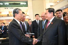 Vietnamese National Assembly Chairman Tran Thanh Man (R) meets with Zhao Leji, Chairman of the Standing Committee of the National People’s Congress (NPC) of China, in Geneva, Switzerland, on July 29. (Photo: VNA)