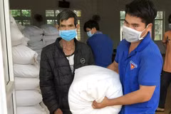 People receive rice support from the Government. (Illustrative photo: VNA)