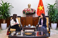 Deputy Minister of Foreign Affairs Nguyen Minh Hang (right) receives her Chilean counterpart Gloria de la Fuente in Hanoi on October 24, 2025. (Photo: baoquocte.vn)