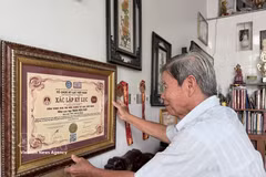 In 2026, Tran Huu Hue was recognised by the Vietnam Records Organisation (VietKings), which awarded him a national record in recognition of his outstanding contributions to Vietnam's stamp-collecting movement. (Photo: VNA)