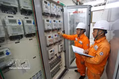Inspecting the electrical switching system before maintenance at the 110kV WHA Industrial Park substation, Trung Loc commune, Nghe An province. (Photo: VNA)