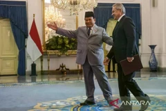 Indonesian President Prabowo Subianto (L) welcomes Sergei Shoigu, Secretary of the Russian Federation Security Council. (Photo: VNA)