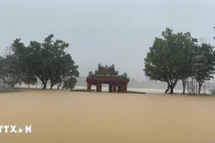 The water level of Huong River rises, submerging Nghinh Luong Pavilion (Phu Xuan ward) in floodwaters. (Photo: VNA)
