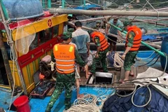 Thanh Lan border guards rescue 4 fishermen in distress at sea. (Photo: VNA)