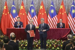 Malaysian Prime Minister Anwar Ibrahim and Chinese top leader Xi Jinping witnessed the exchange of 31 memoranda of understanding (MOUs) and documents covering various sectors of cooperation between the two countries, including trade services, digital economy, artificial intelligence (AI), and tourism. (Photo: XINHUA/VNA)