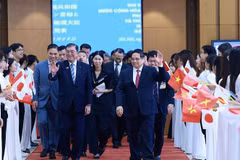 Prime Minister Pham Minh Chinh (right) and his Japanese counterpart Ishiba Shigeru (Photo: VNA)