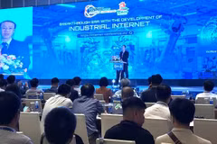 Nguyen Truong Giang, Deputy Director of the Vietnam Internet Network Information Centre, speaks at the event. (Photo: nhandan.vn)