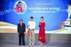 Swimmer Nguyen Huy Hoang is honoured at the event. (Photo: VNA)