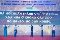 At a ceremony announcing the completion of the programme to eliminate substandard housing for poor and near-poor households in Hanoi in 2024. (Photo: VNA)