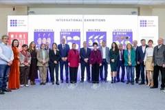 Ambassador Nguyen Minh Nguyet (second from left) and representatives of associations and diplomatic corps in Sofia. (Photo: published VNA)
