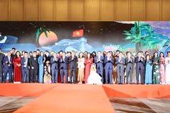 Delegates and artists of Vietnam and China at the event (Photo: VNA)