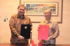 Singapore's Deputy Prime Minister and and Minister for Trade and Industry Gan Kim Yong (right) and Indonesia’s Coordinating Minister for Economic Affairs Airlangga Hartarto at the 15th Singapore-Indonesia Six Bilateral Economic Working Groups Ministerial Meeting. (Photo: MTI)