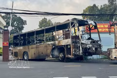 The burnt-out coach is taken away for investigation purposes (Photo: VNA)