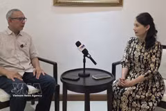 Senior Coordinator at the Indonesian Institute for Defence and Strategic Studies (LESPERSSI) Beni Sukadis (L) grants an interview to the Vietnam News Agency. (Photo: VNA)