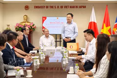 Vietnamese Ambassador to Japan Pham Quang Hieu (standing) briefs the delegation on the development of the Vietnamese community and related affairs in Japan. (Photo: VNA)