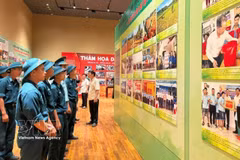 Soldiers visit the exhibition (Photo: VNA)