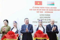 Vietnamese Party General Secretary To Lam (C) and his spouse Ngo Phuong Ly (L) cut the ribbon to inaugurate the remembrance room featuring the bond between late President Ho Chi Minh and the Vietnam – Azerbaijan oil and gas industry. (Photo: VNA)