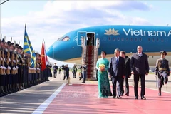 General Secretary of the Communist Party of Vietnam Central Committee To Lam, his spouse Ngo Phuong Ly and a high-ranking Vietnamese delegation arrive at Vnukovo 2 Airport in Moscow on May 8 evening (local time), beginning an official visit to the Russian Federation. (Photo: VNA)