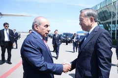 First Deputy Prime Minister of Azerbaijan Yagub Eyyubov (L) sees off Party General Secretary To Lam at the Heydar Aliyev International Airport in Baku on May 8. (Photo: VNA)