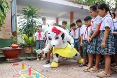 Students in Tan Bien Primary School in Tay Ninh province have an exciting day with various activities at school playground. (Photo: VNA)