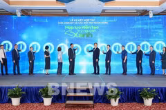 VinFast signs a cooperation agreement with 12 financial institutions to help Hanoi residents transition from petrol-powered vehicles to electric ones (Photo: VNA) 