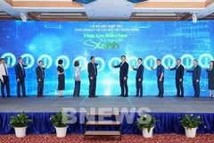 VinFast signs a cooperation agreement with 12 financial institutions to help Hanoi residents transition from petrol-powered vehicles to electric ones (Photo: VNA) 