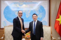 Deputy Prime Minister Ho Duc Phoc meets with Anil Wadhwani, Chief Executive Officer of Prudential plc. (Photo: The Courtesy of Prudential)