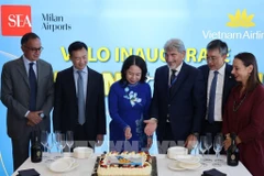 Vice State President Vo Thi Anh Xuan cuts the cake to inaugurate the first direct flight connecting Hanoi with Milan (Italy). (Photo: VNA)