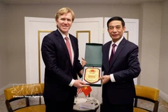 Vietnamese Minister of National Defence General Phan Van Giang (R) presents a souvenir to US Under Secretary of War for Policy Elbridge A. Colby in their meeting in Washington D.C. on February 19. (Photo: VNA)
