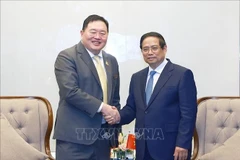 Prime Minister Pham Minh Chinh (R) receives Thammasak Sethaudom, Chairman and CEO of SCG. (Photo: VNA)
