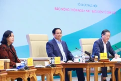 Prime Minister Pham Minh Chinh (centre) at the dialogue with farmers on December 10, 2025 (Photo: VNA)