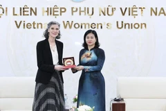 Nguyen Thi Tuyen (R), Vice President of the VFF Central Committee and President of the Vietnam Women's Union, and Ramla Khalidi, UNDP Resident Representative in Vietnam, at their meeting in Hanoi on December 10 (Photo: VNA)