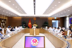 Deputy Prime Minister Nguyen Van Thang (centre) chairs a meeting on April 24 to discuss the launch of operations of the International Finance Centre. (Photo: baochinhphu.vn)