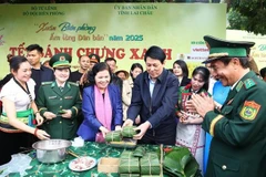 State President Luong Cuong participates in making "banh chung" as part of his pre-Tet visit to Lai Chau on January 9. (Photo: VNA)